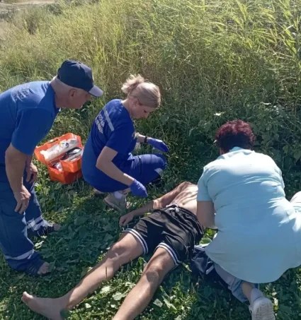 На берегу Дона в Азове спасатели оказали помощь мужчине во время приступа
