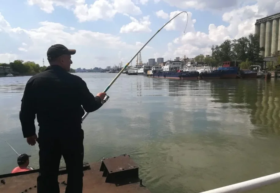 В Ростовской области погиб рыбак, поплыв за снастью в водоеме