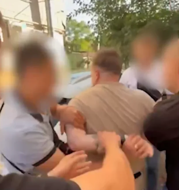Вдова участника СВО отдала мошенникам 16,6 млн, в Азове задержали курьера