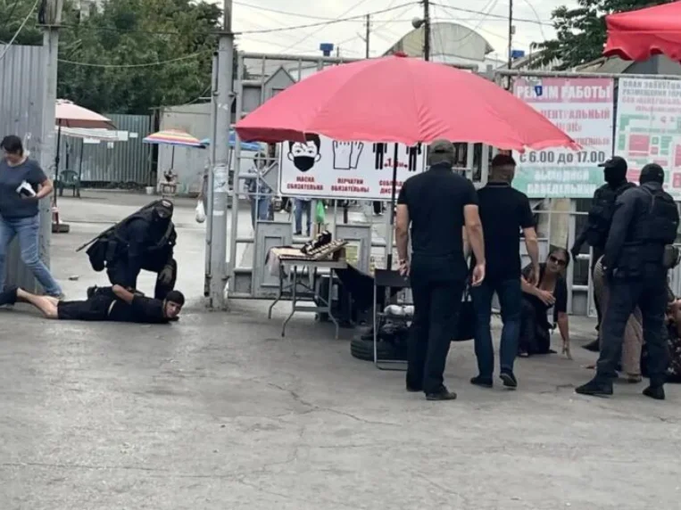 Силовики оцепили Центральный рынк Таганрога для облавы из-за табака