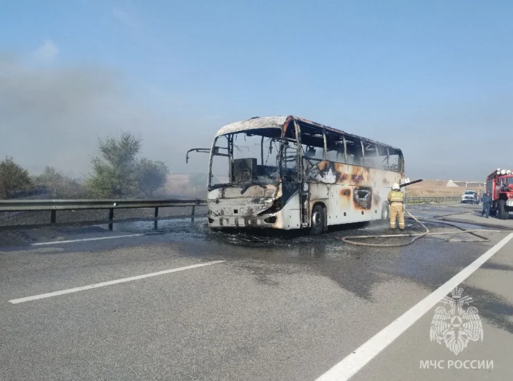 В Мясниковском районе после ДТП загорелись три автомобиля