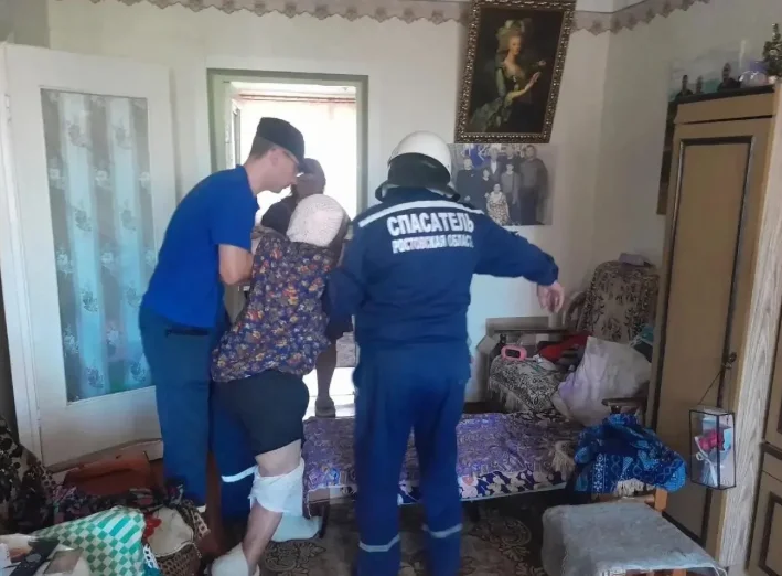 В Вешенской спасатели открыли запертую дверь ради помощи 90-летней пенсионерке