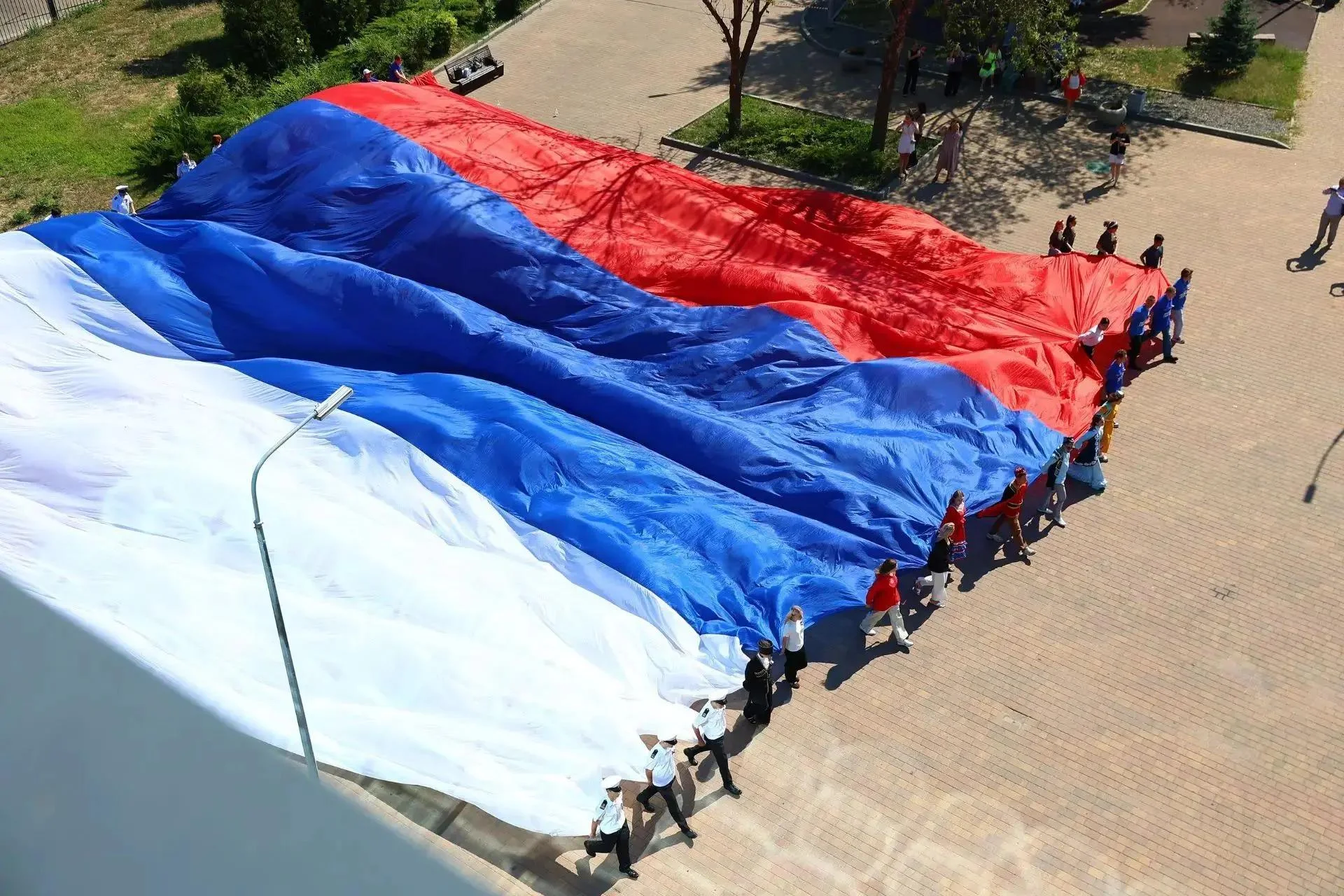 Юные ростовчане получили паспорта накануне Дня государственного флага
