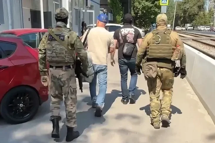ФСБ задержала мошенника взявшего 10 млн рублей у жены погибшего бойца на Дону