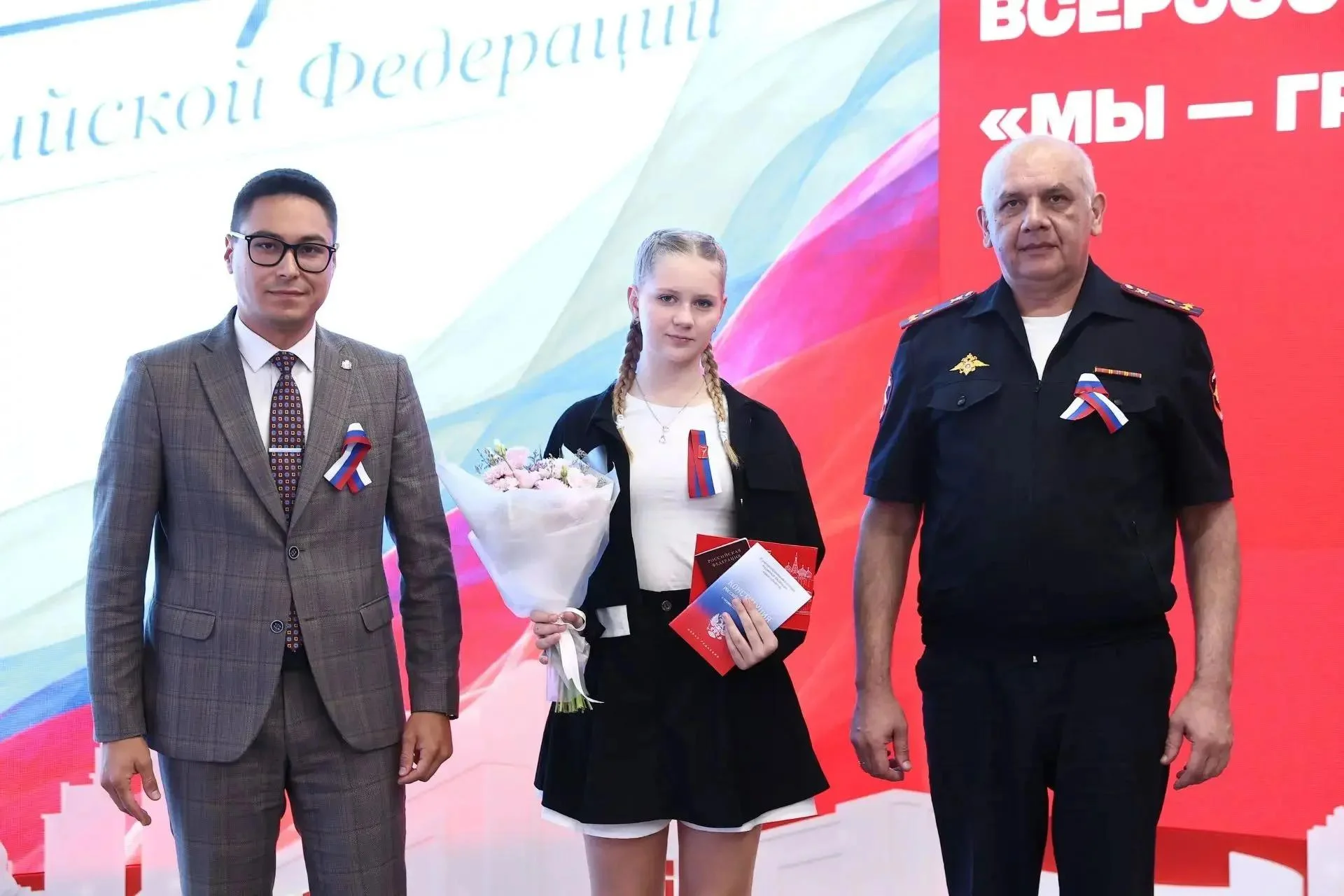 Юные ростовчане получили паспорта накануне Дня государственного флага