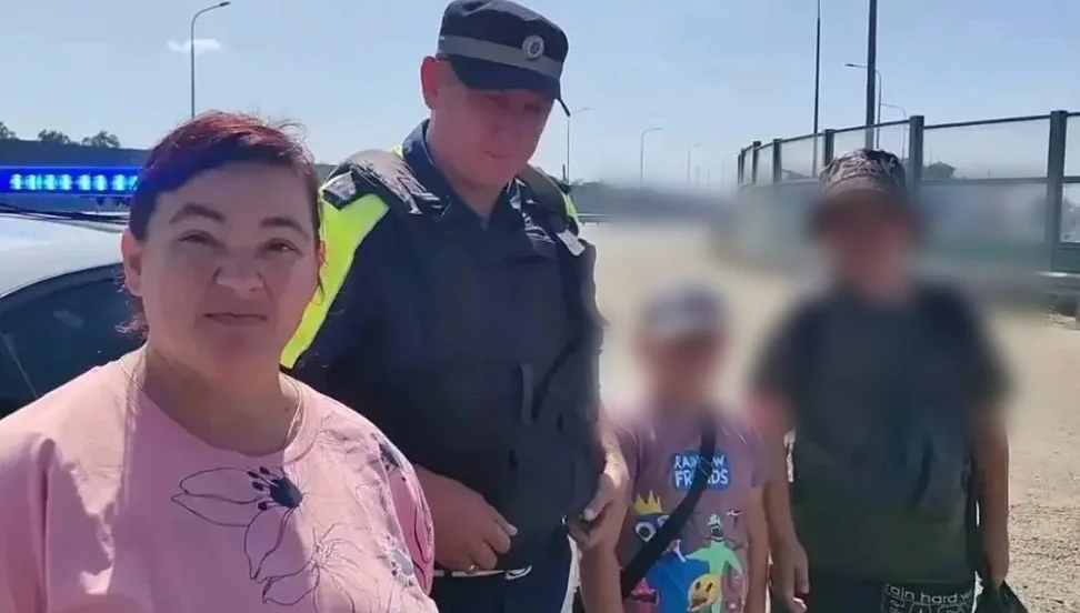 Высадил прямо на М-4, полицейские на Дону спасли женщину с двумя детьми