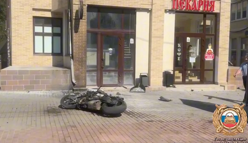 Мотоциклист на Ducatti врезался в «Газель» и оказался у стены здания в Ростове