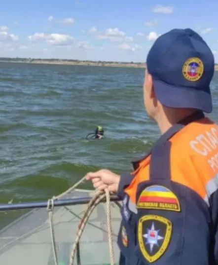 В Таганрогском заливе во время купания пропал рыбак, поиски продолжаются