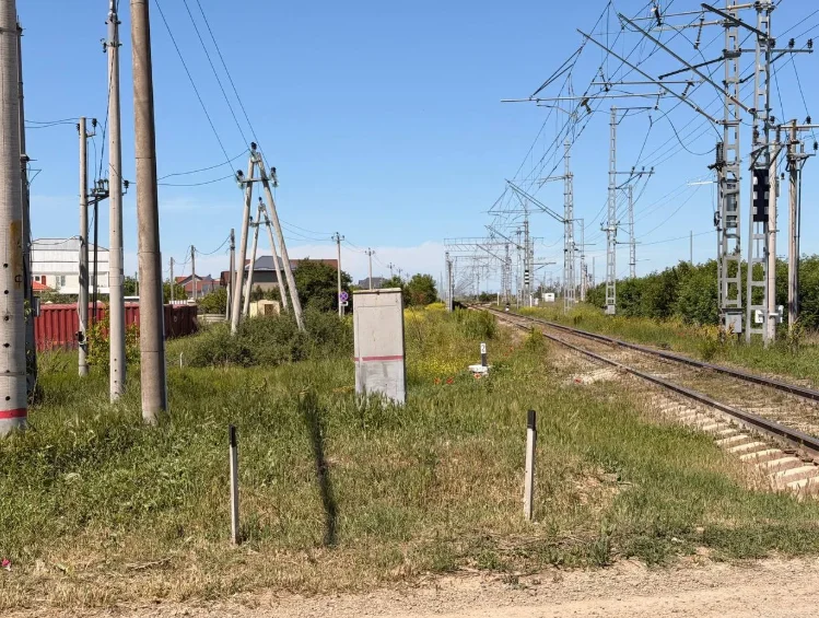 Поезд Ростов — Таганрог снес мотоблок, застрявший на ж/д путях