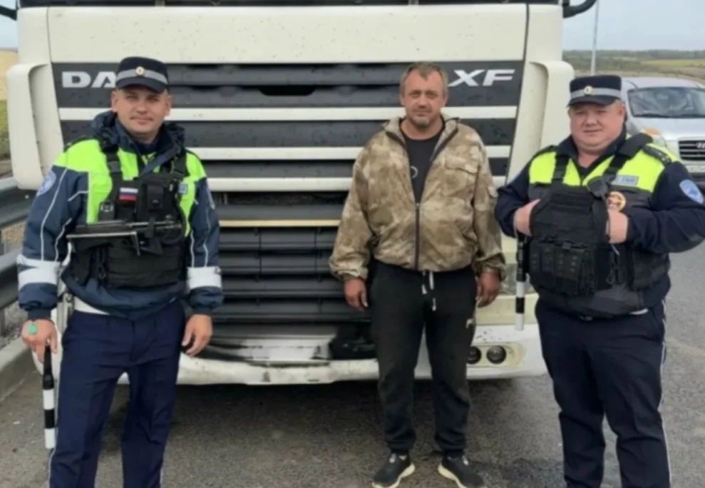 Донские инспекторы помогли дальнобойщику, у которого закончилось топливо на М-4