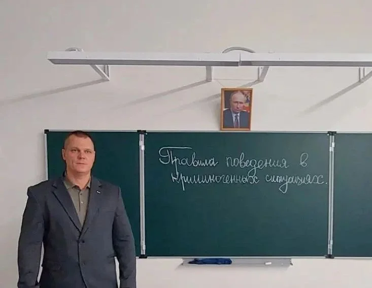 «Мама, мне звонит завуч»! Ветеран МВД Денис Хохлов о том, как преступники давят на подростковые страхи
