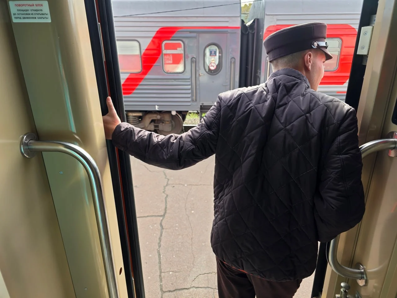 Сразу 4 поезда на юг задерживаются в Ростовской области из-за схода вагонов