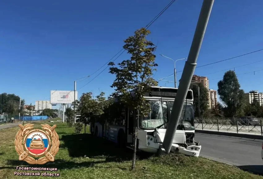 Автобус №67 в Ростове снес опору ЛЭП, водитель мог отключиться за рулем