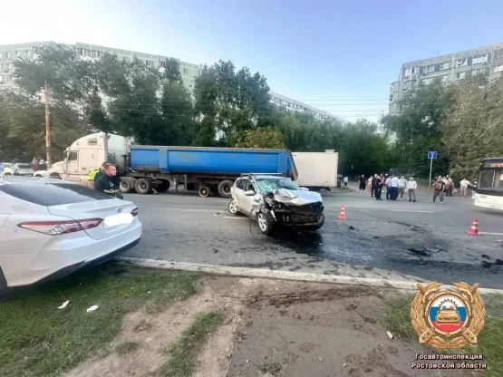 Тройное ДТП на Королёва в Ростове, Ниссан влетел в Фредлайнер, пострадали двое
