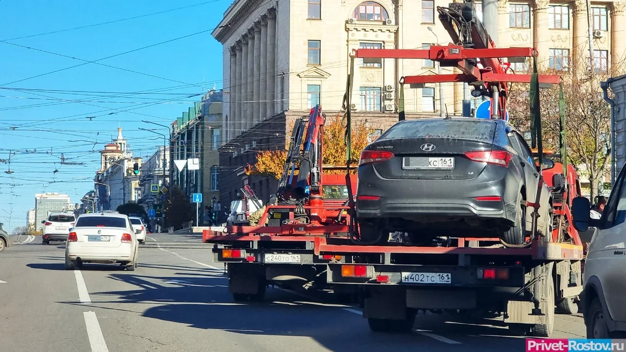 Юрист Елисеев предупредил, за какие нарушения авто могут эвакуировать со двора