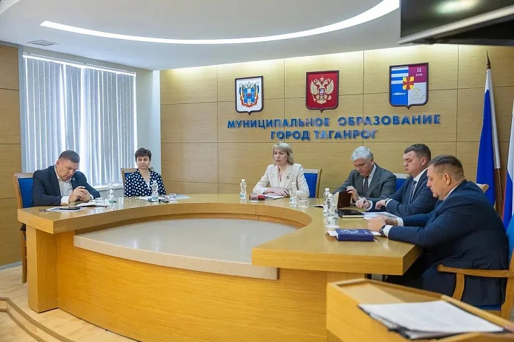 В Таганроге устраняют последствия атаки: повреждены 16 зданий и 5 квартир