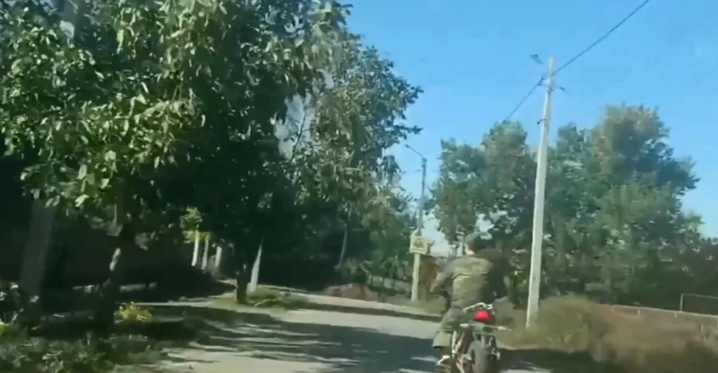 Погоня за мотоциклистом без шлема закончилась задержанием в Красном Сулине