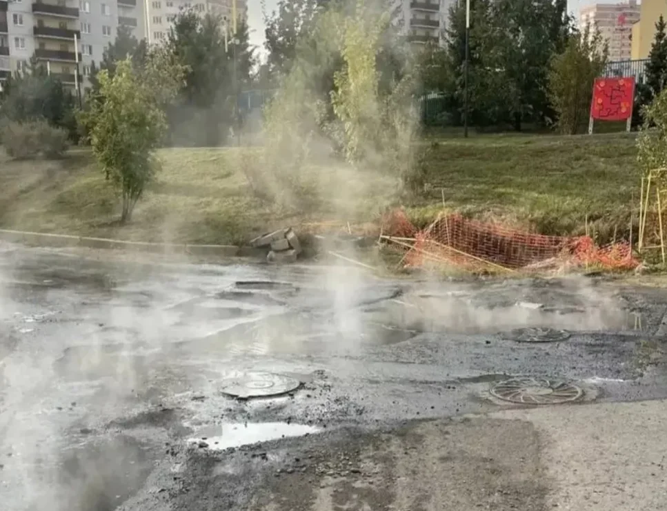 Два авто провалились в яму на залитом кипятком бульваре Измайловском в Ростове