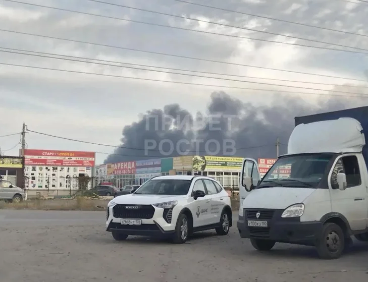 В Аксае тушат склад по производству пластика вечером 13 октября