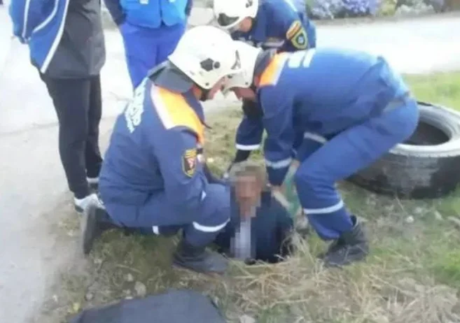 В Сальске мужчина провел почти семь часов в открытом люке