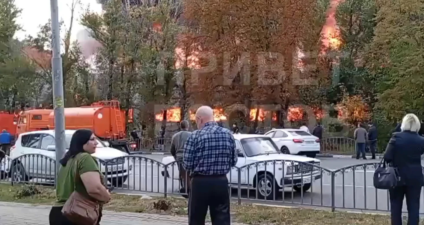В Аксае тушат крупный пожар на 9 тыс. кв м, в городе перекрыли воду, огонь угрожает соседним зданиям