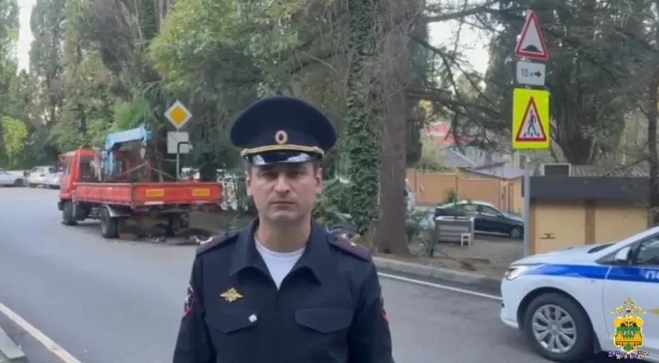 В Сочи водитель скутера погиб после столкновения с припаркованным эвакуатором