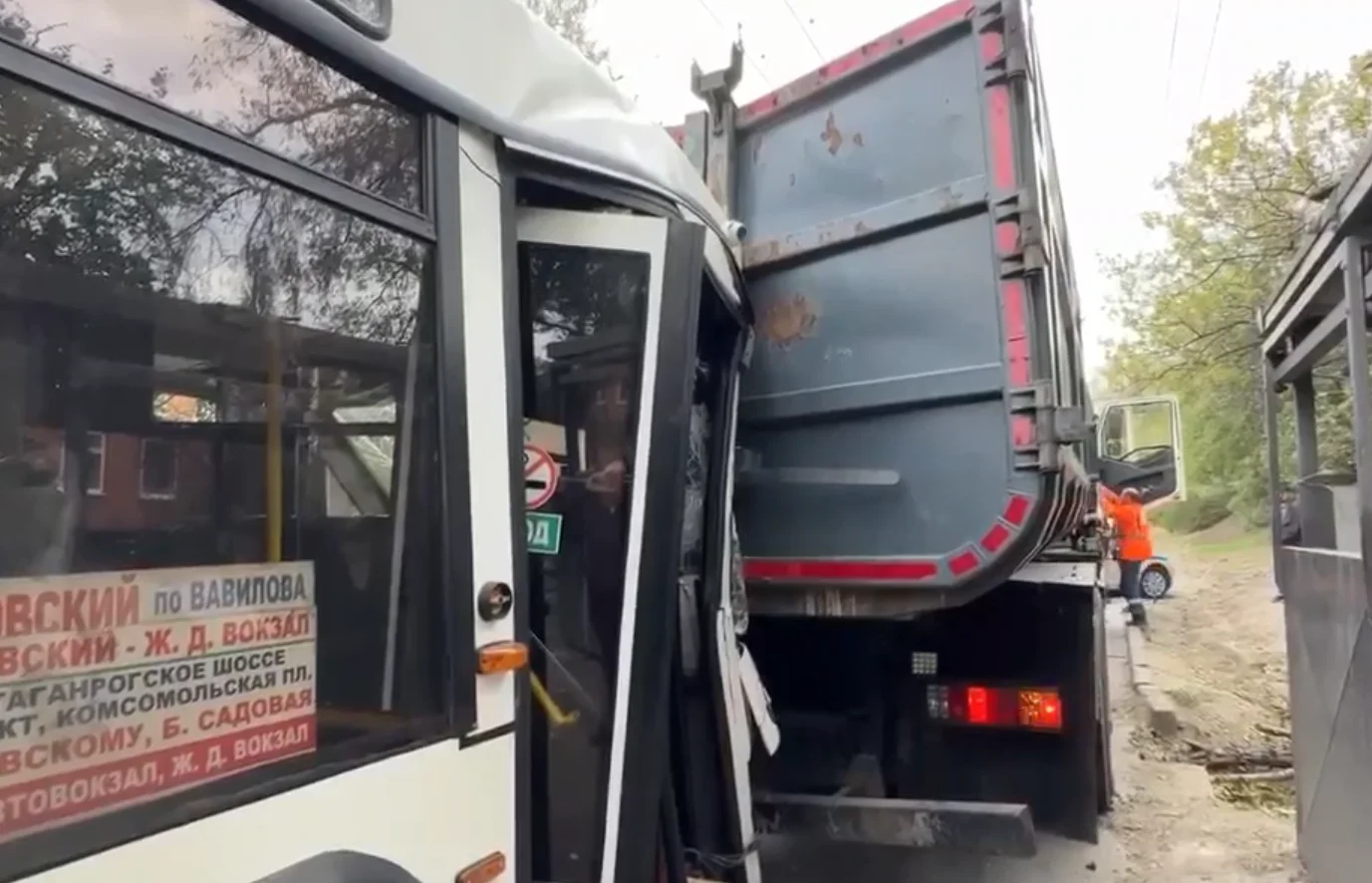 Шесть человек пострадали в ДТП с автобусом на улице Шеболдаева в Ростове
