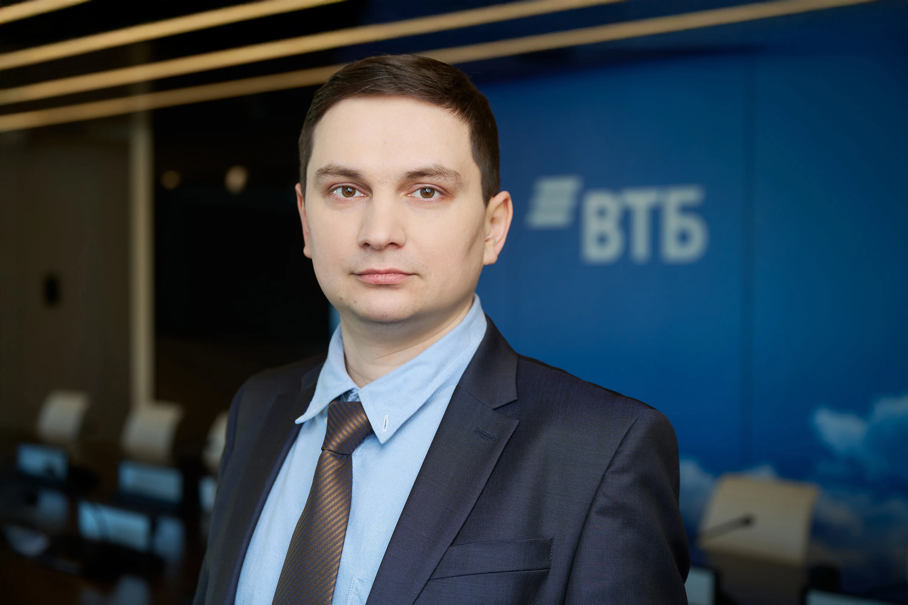 ВТБ: рубль может продолжить укрепляться на фоне высоких цен на нефть