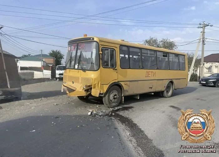 После столкновения с легковушкой автобус с 16 детьми оказался в ДТП