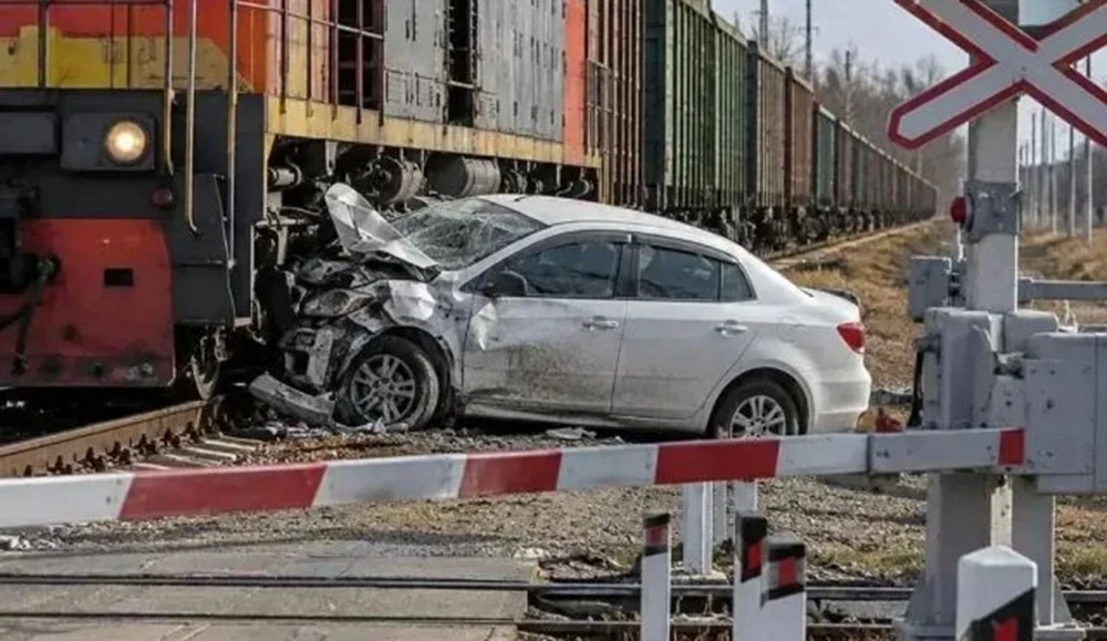 На Кубани грузовой поезд столкнулся с легковым авто на ж/д переезде